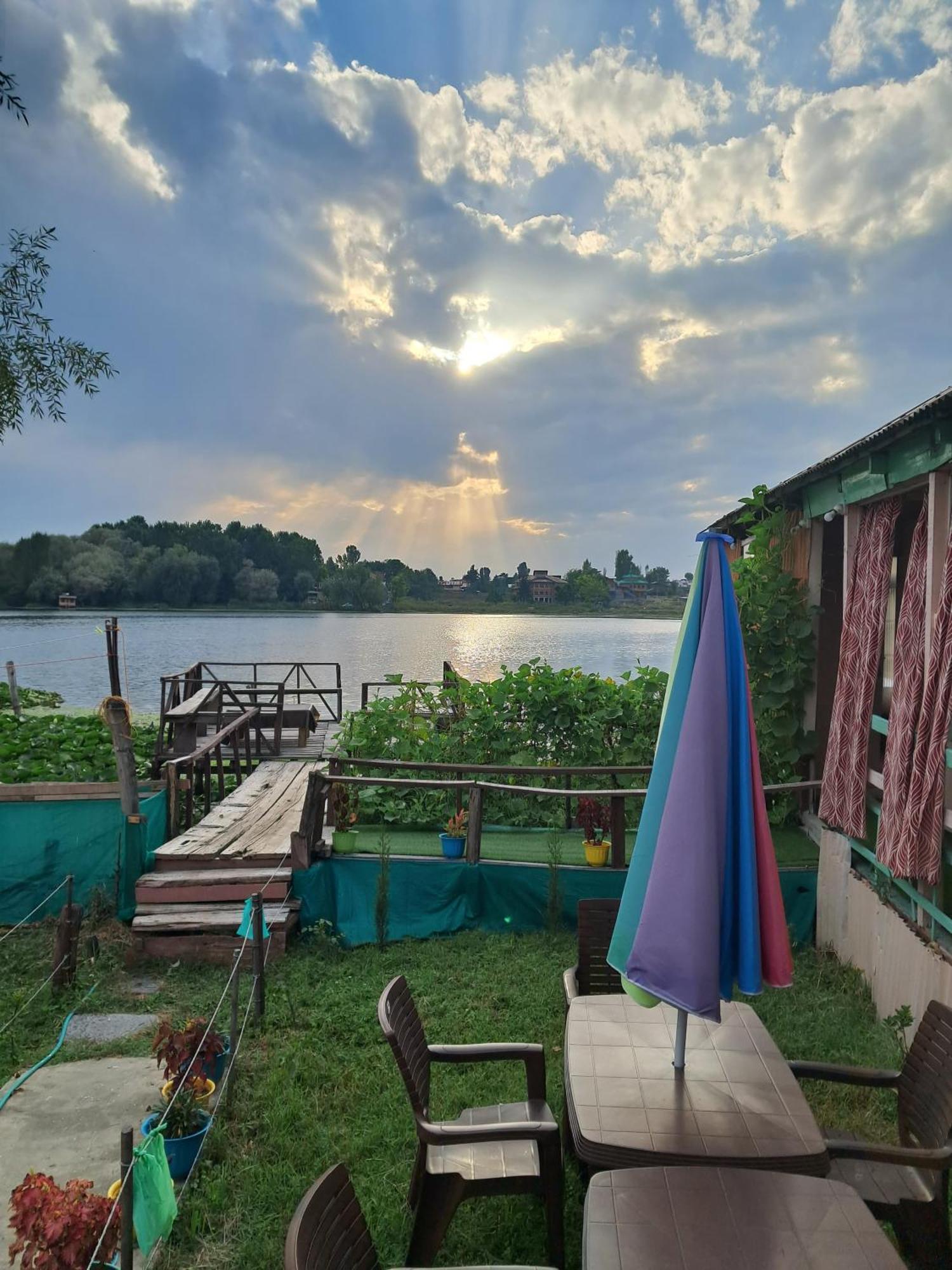 Lakeside Homestay Srinagar Eksteriør bilde